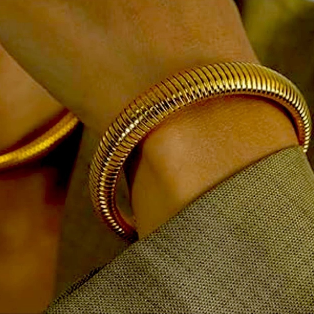 One Gold Stretch Minimal Bracelet